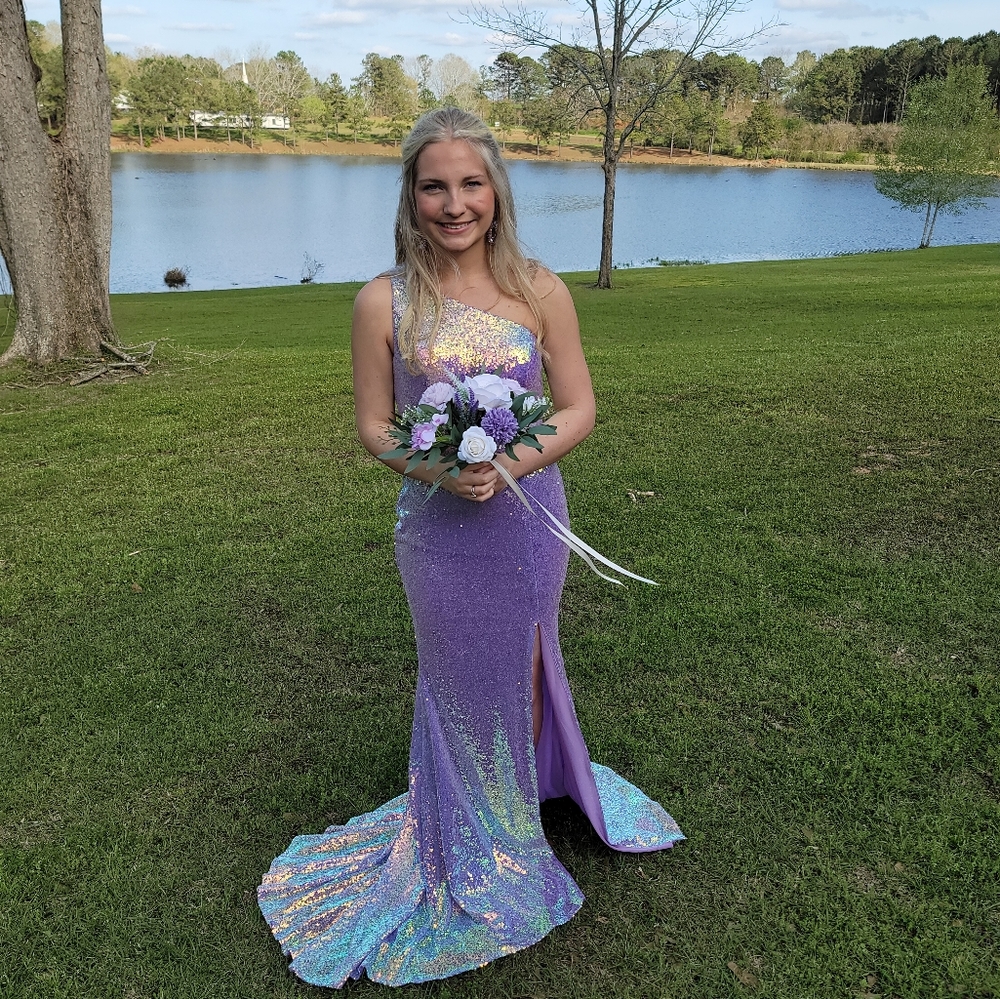 Portia and Scarlett prom dresses size 6. My daughter is a size 4 but fits great!